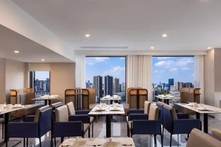 M.Plus Designer Hotel (Chengdu Longquanyi World Trade Plaza Branch) Отели рядом с достопримечательностью «Sichuan Normal University (East Campus)»