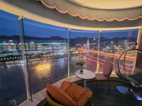 DaYin Hidden in City River View Cinema-style Homestay (Chongqing Jiefangbei Chaotianmen Square) Отели рядом с достопримечательностью «Chongqing Port No.5 Marina»