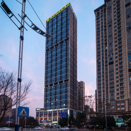 Luxe Hotel (Yiyang City College Branch)