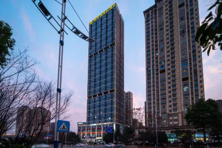 Luxe Hotel (Yiyang City College Branch) Отели рядом с достопримечательностью «First Village of Great Changes in the Mountains»