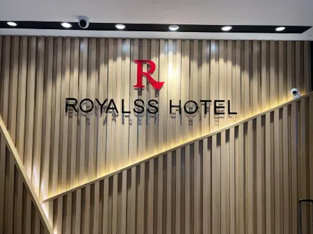 R ROYALSS HOTEL Отели рядом с достопримечательностью «Urumqi Railway Transport School (Beijing Middle Road)»