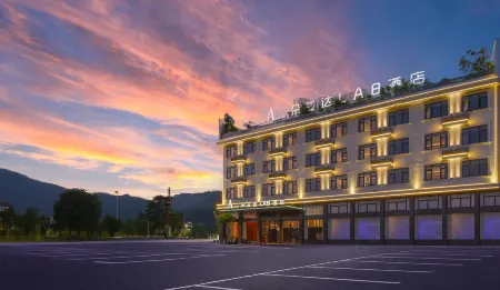 Dulanda LAB Hotel (Hengdian World Studios Branch) Отели рядом с достопримечательностью «Palace of Ming and Qing Dynasties Scenic Area»
