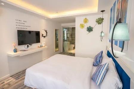 There is an inn in Sanya lane