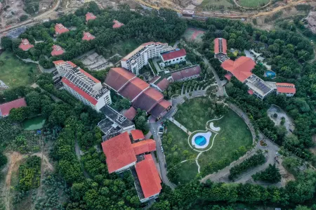 Hongge Hot Spring Resort Отели в г. Яньбянь