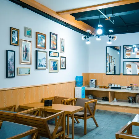 Qifan Hotel (Kunming Railway Station Huannan South Road Metro Station Branch)