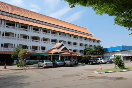 AmornSukhothai Hotel Отели рядом с достопримечательностью «Wat Chetuphon»