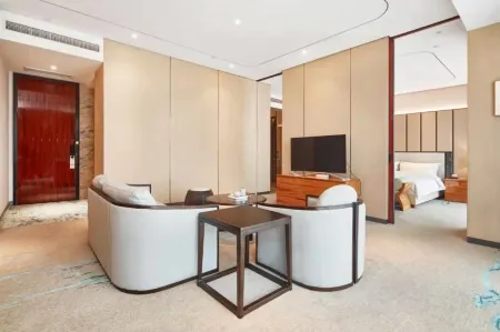 Holiday Inn Shanghai Minhang Center by IHG Отели рядом с достопримечательностью «Kunyang Lake»