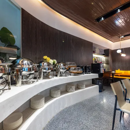 Baiguan Hotel (Jingmen Zhongtian Street. Yintai City Store)