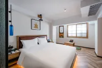 TRUE HOTEL - Airport Shuttle