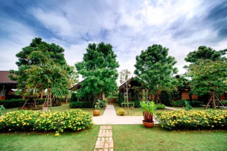 Sawasdee Sukhothai Resort Отели рядом с достопримечательностью «Wat Traphang Tong Lang»
