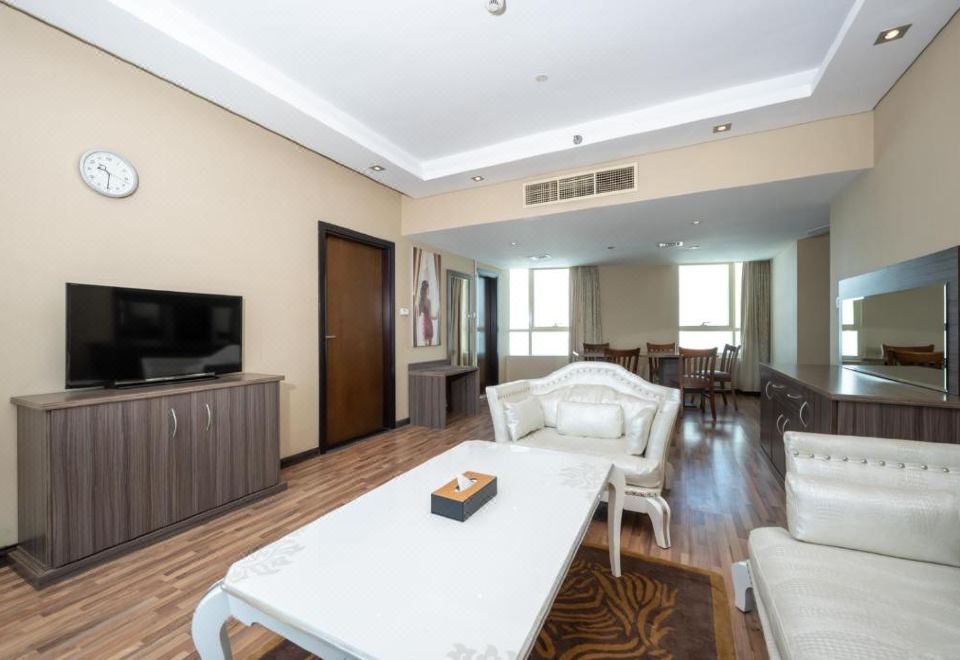 펄 스위스 호텔의 깨끗한 수영장 전경 사진