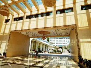Sun And Moon International  Hotel (Zhenyuan Ancient Town Branch)