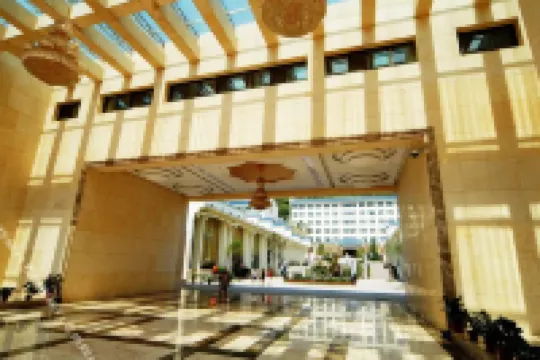 Sun And Moon International  Hotel (Zhenyuan Ancient Town Branch)