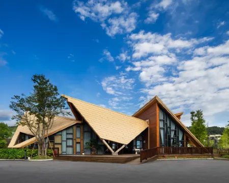 Autumn's Pond Resort Hotels in Nanjiang