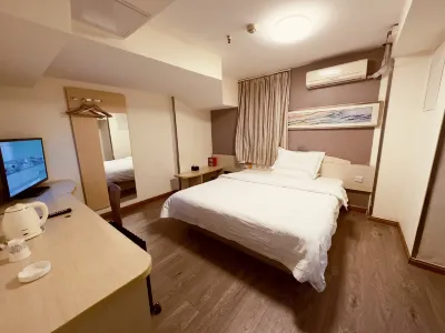 Huayi Hotel (Dalian Harbour Plaza Metro Station) Hotels in Dalian