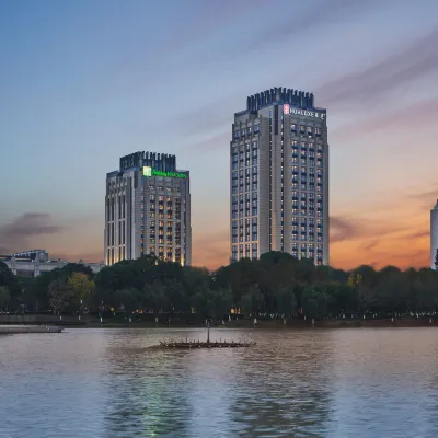 HUALUXE Hotels and Resorts KUNSHAN HUAQIAO Отели рядом с достопримечательностью «Северный вокзал Аньтин»
