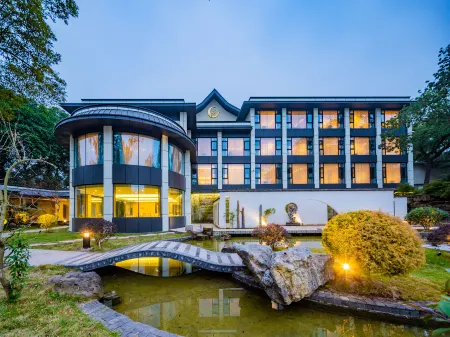 Starway Hotel (Zigong Zhangjia Huayuan Yuegui) Отели рядом с достопримечательностью «Zigong Library»