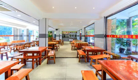 Sanshi Hotel (Gasa Flower Street)