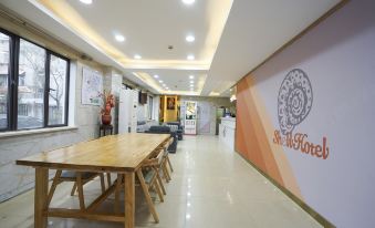 Shell Hotel (Shanghai Pudong New International Expo Center Changqing Road Subway Station)