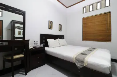 Dinnar Homestay Gayungan Mitra RedDoorz Hotels in Jambangan