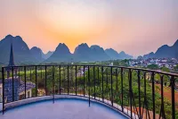 Yangshuo Yulong River Castle - vue sur la montagne