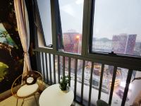 广州金色阳光国际公寓 - 龙猫大床房