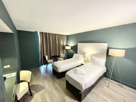 Axiom Park Hotel Отели рядом с достопримечательностью «Daily Telegraph»