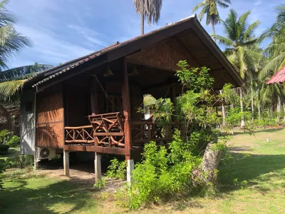 Malibu Beach Bungalows Hotels near Ao Chaloklum Bay