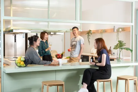 baseLITE-W.LONGHUA Serviced Apartment Отели рядом с достопримечательностью «Shanghai Normal University (Haicheng Road)»