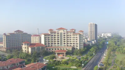 Hengtong Gloria Resort Отели рядом с достопримечательностью «Парк водно-болотных угодий класса Цзянсу»