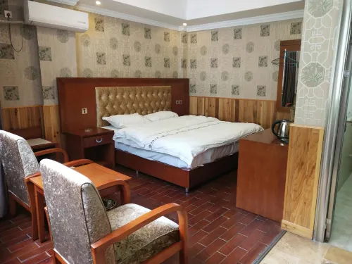 Baoxing Jinlong Hotel