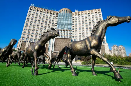 Anyang Huaqiang Nuohuating Hotel (Cultural and Sports Center Stadium) Отели рядом с достопримечательностью «Horse and Chariot Pits of Yin Ruins»