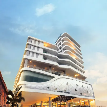 Golden Tulip Pontianak Отели рядом с достопримечательностью «Памятник Digulis»