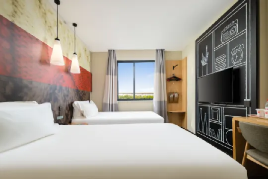 Ibis Hotel (Haikou Xincheng Wuyue Square) Отели рядом с достопримечательностью «Qiongzhou Bridge»