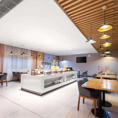 Borrman Hotel (Qianjiang High-Speed Railway Station Lobster City)