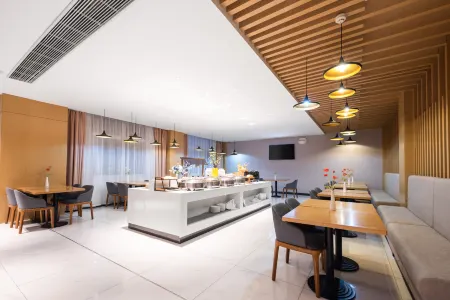 Borrman Hotel (Qianjiang High-Speed Railway Station Lobster City)