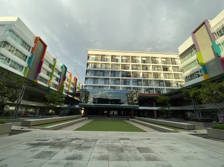 Homesuite' Home at Aeropod SOVO Отели рядом с достопримечательностью «Handicraft Market»