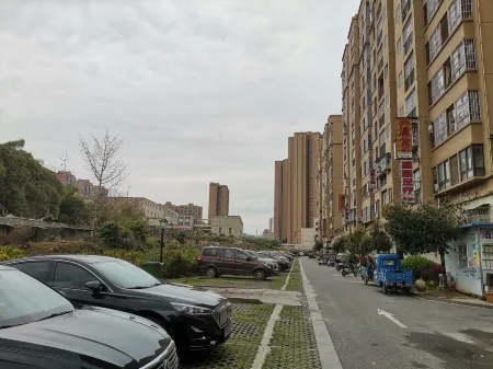 Wuchuan Xingyuan Apartment Отели в г. Вучуань