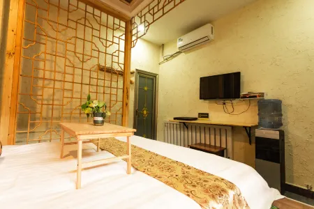 Crescent Moon Spring Zichenju Homestay (Mingsha Mountain and Crescent Moon Spring Scenic Area)