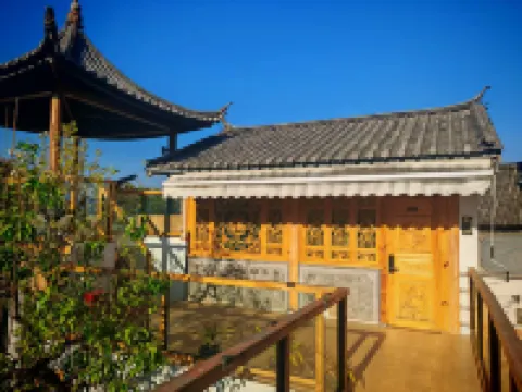 Lakeside Bliss Courtyard