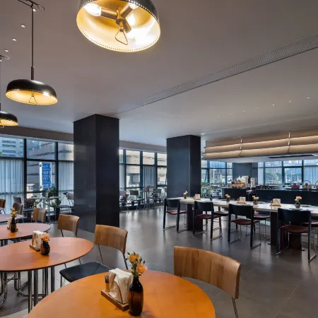 Manju Hotel (Wuchang Station Hongshan Square Subway Station) Отели рядом с достопримечательностью «Хубэй, Китай, Южная Механическая Школа (Школьный Департамент)»