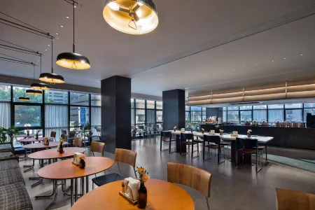 Manju Hotel (Wuchang Station Hongshan Square Subway Station) Отели рядом с достопримечательностью «Library of Faculty of Information Sciences»