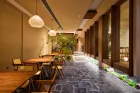Floral Hotel·Cicada Retreat · Facing the Buddha （Sanctuary at the Heart of Jiuhua）