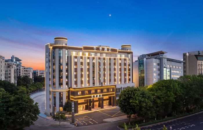 Ji Hotel (Ganzhou Mixc City Municipal Government Branch)