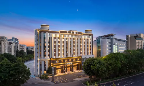 Ji Hotel (Ganzhou Mixc City Municipal Government Branch) - parking