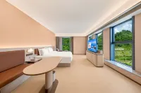 HanTing Hotel (Guiyang North Railway Station East Square) - parking