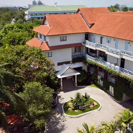 Chom View Hotel, Hua Hin Отели рядом с достопримечательностью «Као-Такиаб»