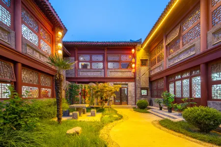 Floral Hotel·Liaocheng Runyuan Da hotel Отели рядом с достопримечательностью «Ming & Qing Dynasties Imperial Edict Museum»