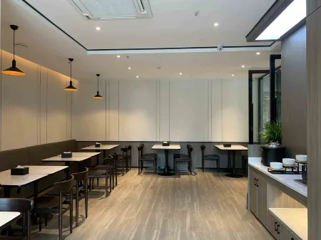 HanTing Hotel (Zhaoqing Qixingyan Scenic Area East Gate) Отели рядом с достопримечательностью «Xinghu Viewing Stand»