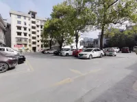 Shankee Chain Hotel (Jishou Qianzhou Ancient City) - parking